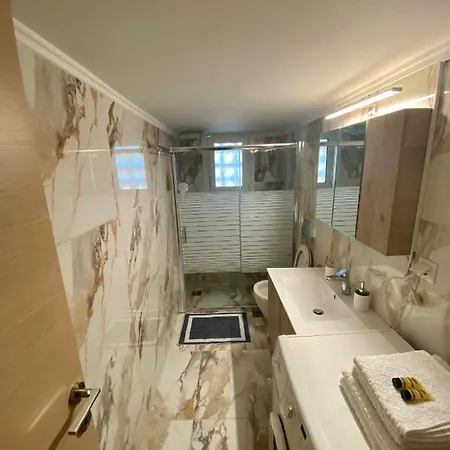 Luxury 10' From The Center Apartment