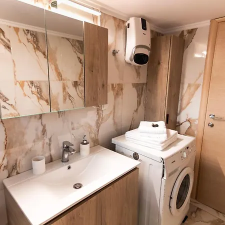 Luxury 10' From The Center