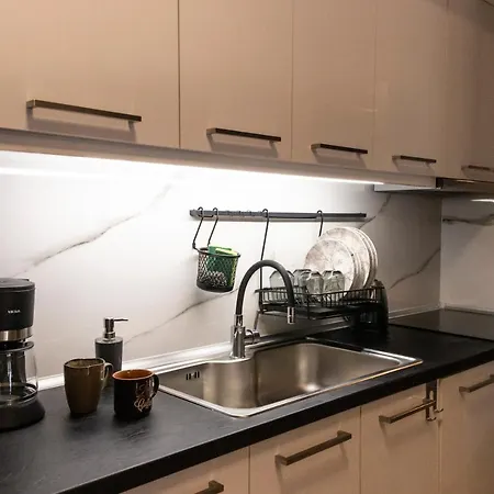 Luxury 10' From The Center Apartment