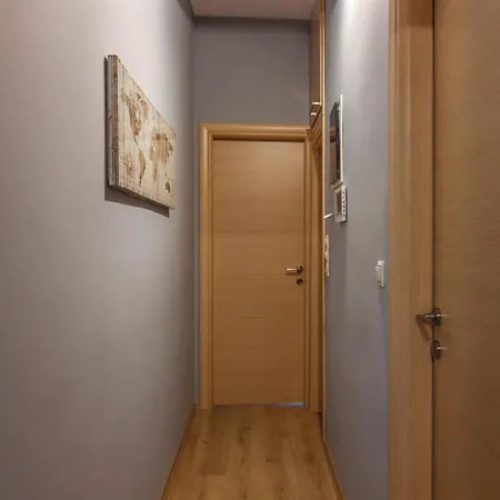 Luxury 10' From The Center Apartment