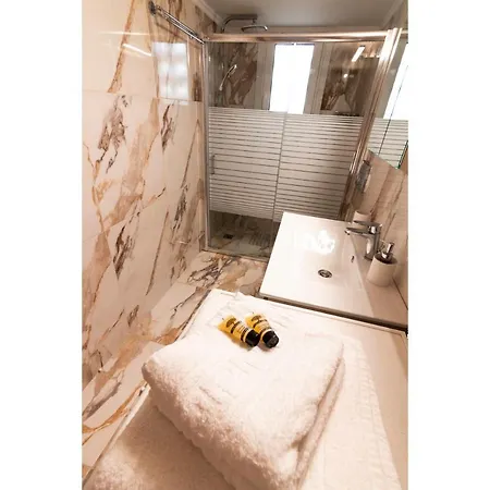 Luxury 10' From The Center Apartment