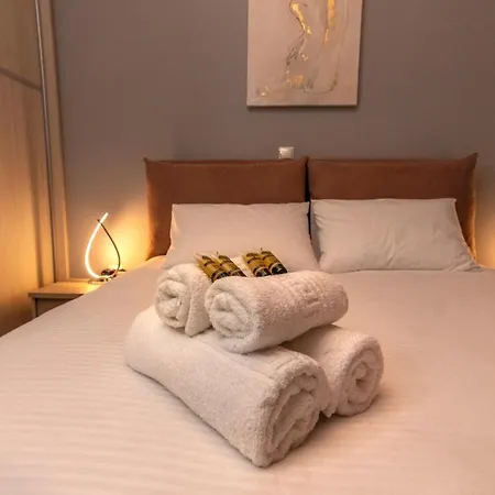 Luxury 10' From The Center Apartment Athens