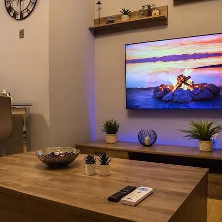 Luxury 10' From The Center Apartment *
